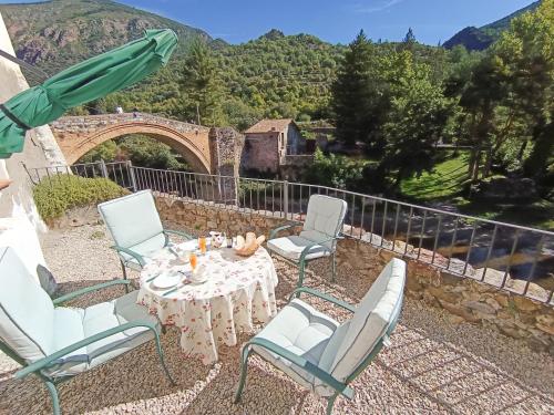 Létesítmények, casa sobre rio Noguera Pallaresa in Gerri de la Sal