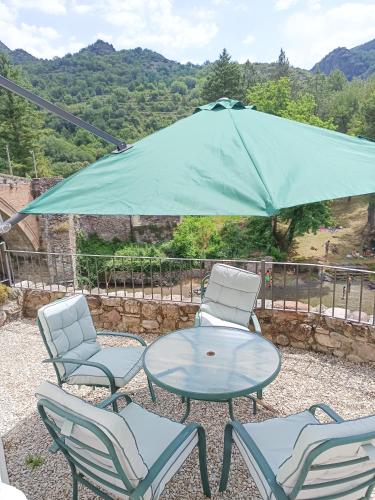 Létesítmények, casa sobre rio Noguera Pallaresa in Gerri de la Sal