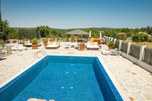 Luxury, private pool, sauna, beach! in Radevtsi