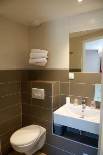 Bathroom, Brit Hotel Montpellier Euromedecine in Marie-Therese