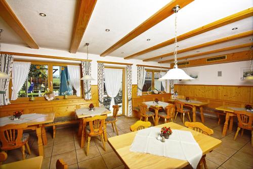 Restaurant, Gasthof "Zum Strauß" in Wildsteig