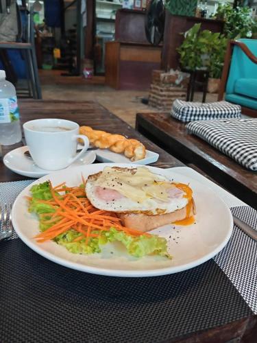 Food and beverages, Laanrablom Bed&Breakfast in Nong Khae