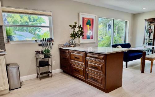 Konyha, Chic & Stylish 3BR-2BA Nature Lovers Home in Kelet-Orlando