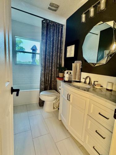 Fürdőszoba, Chic & Stylish 3BR-2BA Nature Lovers Home in Kelet-Orlando