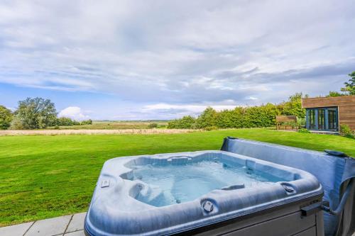 Pezsgőfürdő, Seven Space - Willow Barn, Hot Tub & Scenic Rural Retreat in Beccles