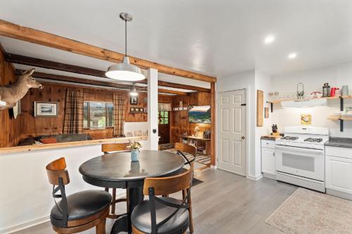 Adventure Basecamp! Cabin near all Attractions! in Corning