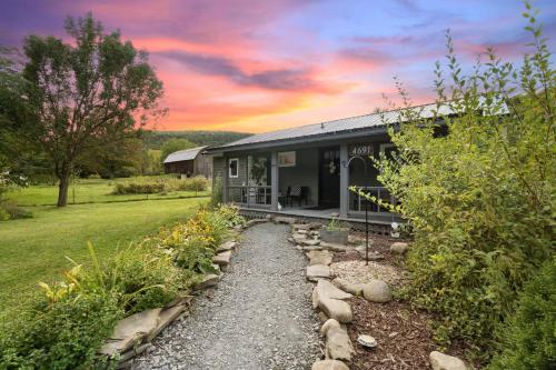 Adventure Basecamp! Cabin near all Attractions! in Corning