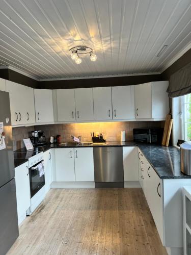 Romslig enebolig i Grimstad in Грімштад