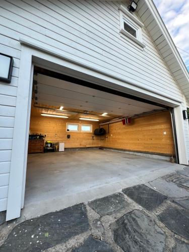 Romslig enebolig i Grimstad in Грімштад