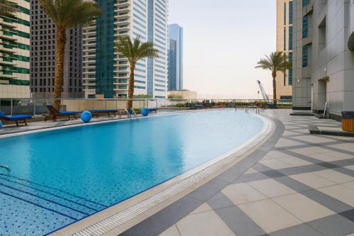 Marina 2BR 58th Floor Sea and City Views Pool Gym - image 4