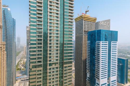 Marina 2BR 58th Floor Sea and City Views Pool Gym - image 2