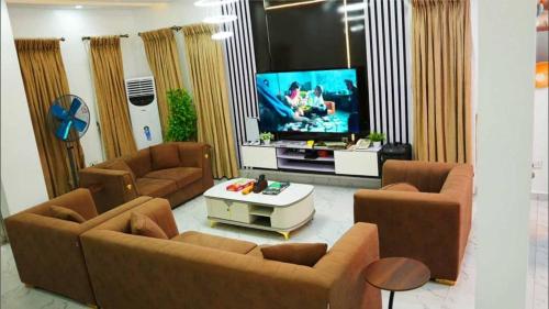 Spacious 4-Bedroom Apartment shortlet, Allen Avenue ikeja