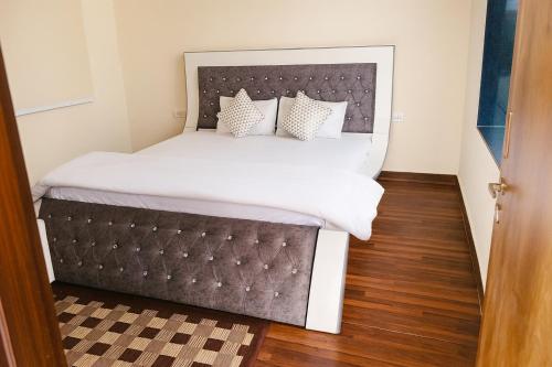 Peaceful 3 BHK farm with pool in Kanota in กาตา