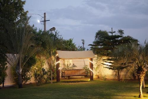 Peaceful 3 BHK farm with pool in Kanota in กาตา