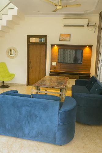 Peaceful 3 BHK farm with pool in Kanota in กาตา