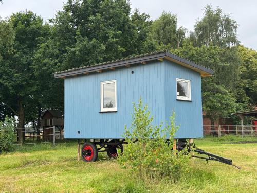 Blauer Wagen im Grünen, Bassum