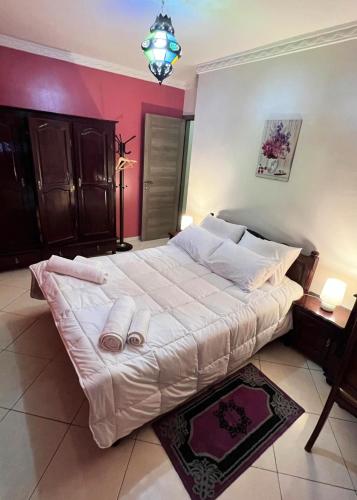 Charming Bright Apartment with Self Check-In, Netflix, High Speed Wi-Fi & Private Parking, perfect f in Al Mohammadi