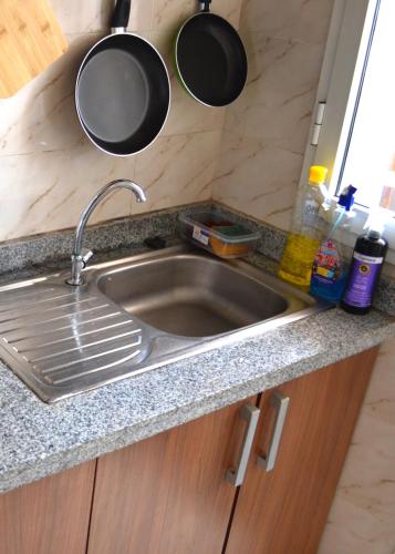 Kitchen, Charming Bright Apartment with Self Check-In, Netflix, High Speed Wi-Fi & Private Parking, perfect f in Al Mohammadi