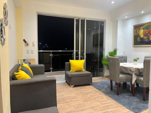 טרקלין, HABITACIONES CON VISTA a LA BAHIA LA FAMILIA in סמאנה