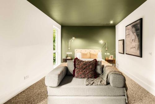 Contemporary Mews Home, London (photo 10)