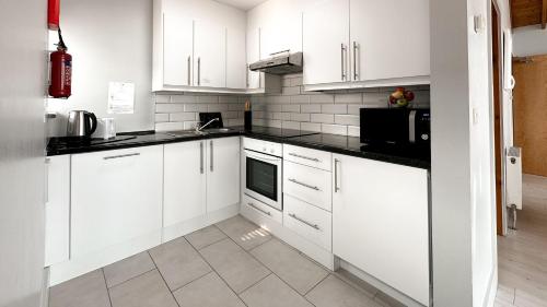 廚房, 貝拉維斯塔自助式套房酒店 (Bella Vista Hotel & Self Catering Suites) in 科布