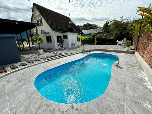 Lakeside Pool Villa in LakeGarden & Zoo, Taiping