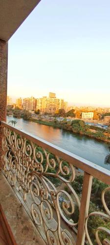 شقه بوسط المدينة على النيل مباشره