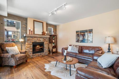 Trailhead 324 Shared Hot Tub, Pool, Private Balcony, and Grill