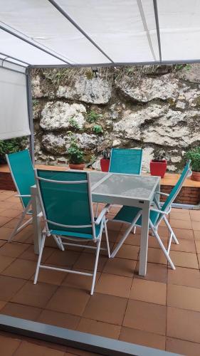 El jardín de Max, apartamento céntrico con jardín privado y parking (El jardin de Max, apartamento centrico con jardin privado y parking) in Comillas