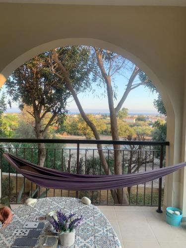 Garten, Tranquil Poolside apartment with stunning views in Mazotos