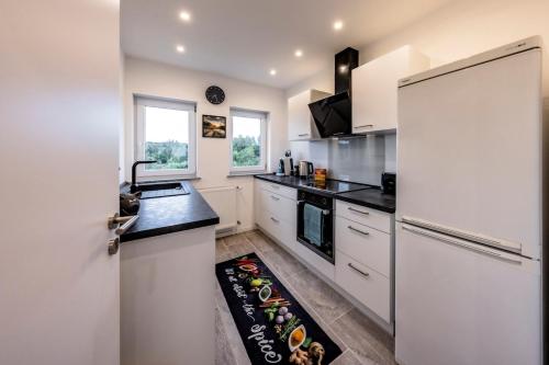 Kuchnia, Serviced-Apartment mit Büro-Setup (Serviced-Apartment mit Buro-Setup) in Schwalbach