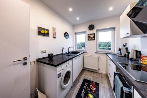 Kuchnia, Serviced-Apartment mit Büro-Setup (Serviced-Apartment mit Buro-Setup) in Schwalbach