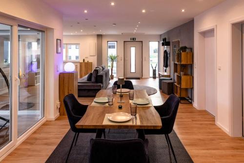 Wyposażenie, Serviced-Apartment mit Büro-Setup (Serviced-Apartment mit Buro-Setup) in Schwalbach