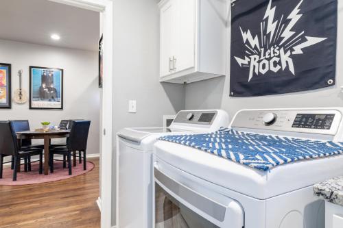 Rock & Roll House, Fiber Internet, ROKU TV, Washer & Dryer, by DT Chickasha & Leg Lamp! thumb 3