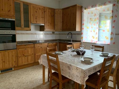 Casa entre Mar y Montaña centro de Cantabria, terraza, ajardinada, amplia y luminosa, hasta 10 personas