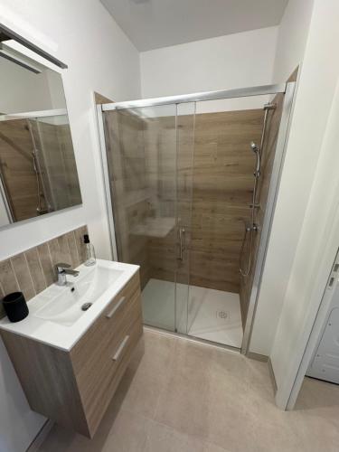 ฝักบัว, Studio Pensée - Proche centre ville (Studio Pensee - Proche centre ville) in มาแยน