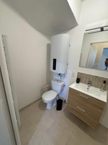 ฝักบัว, Studio Pensée - Proche centre ville (Studio Pensee - Proche centre ville) in มาแยน