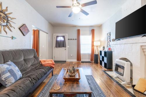 The Cozy Chickasha, Fiber WIFI, Washer & Dryer, Near DT Chickasha & Leg Lamp! detail