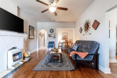 The Cozy Chickasha, Fiber WIFI, Washer & Dryer, Near DT Chickasha & Leg Lamp! detail