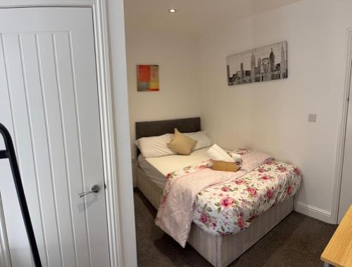 Lovely Double Bedroom, Liverpool (photo 9)
