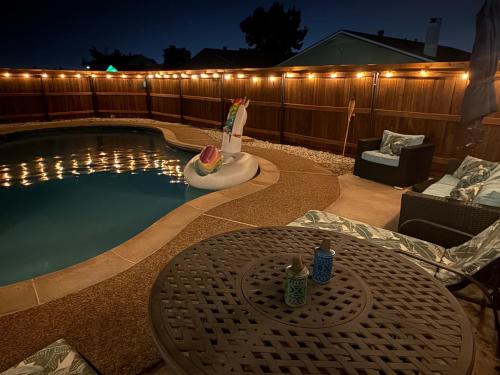 Cozy Studio, Steps to Pool, 15 mins to DT Dallas - Heath, TX