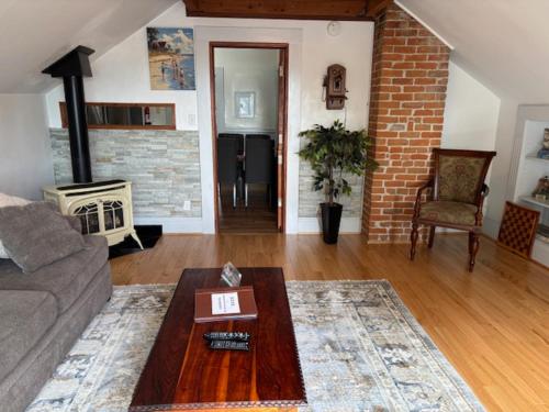 Alameda 3BR Penthouse 2 blocks to downtown 3 blocks to the beach AC and 2 free parking spaces detail