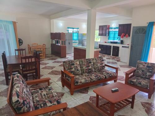 ห้องส่วนกลางสำหรับนั่งเล่น/ดูทีวี, Parakeet Hideaway in เลโกโต