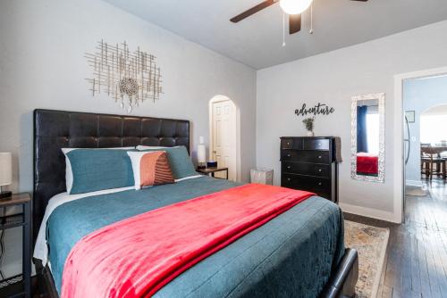 The Charm Chickasha, Fiber WIFI, Washer & Dryer, Near DT Chickasha and Leg Lamp! thumb 4