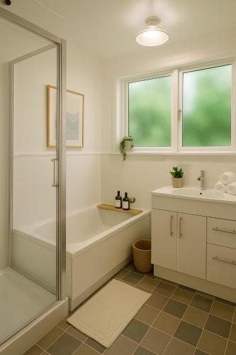 Skyline Sanctuary - Entire Aparment with Luxe Views, Espresso and Parking in Karori