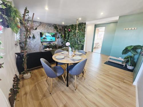 Immersion Foret Enchantee, 70m2 Atypique & Design aux portes de Lille in Salome (Nord-Pas-de-Calais)