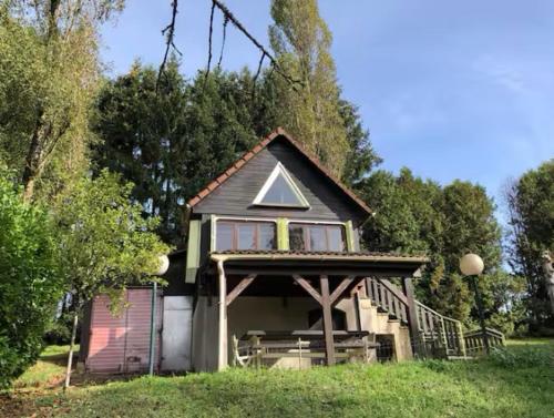 Chalet autonome avec étang pleine nature (Chalet autonome avec etang pleine nature) in Cravanche