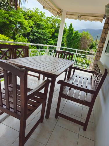 Balcony/terrace, Villa IXORA- piscine privee, vue montagne, calme absolu proche plages in Trois-Rivieres