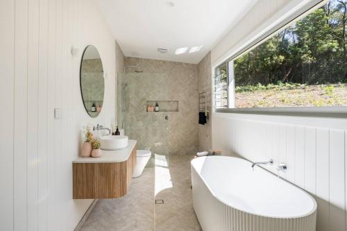 Farm Retreat with Ocean Views, Fireplace & Bath in Willow Vale
