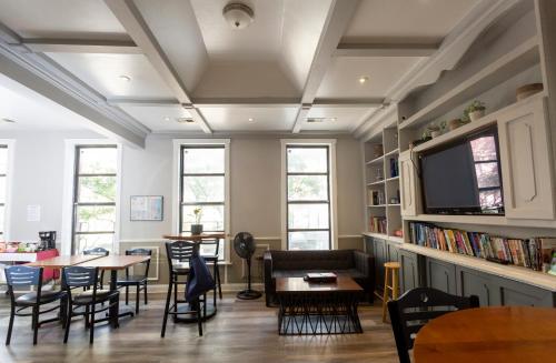 Restaurant, Chicago Parthenon Hostel in West Loop